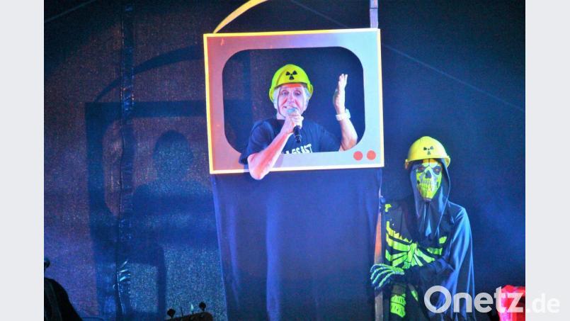 Mit ihrer Abschiedsshow &quot;1000 Jahre EAV...&quot; begeisterten die Austria-Rocker am Montagabend auf der ausverkauften Luisenburg. Bild: stg