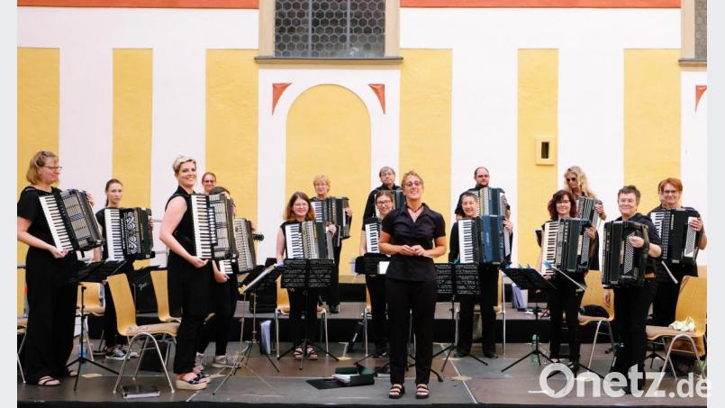 Matchwinner war am Sonntag in Speinshart das Akkordeonspiel. Mit einem schwungvollen Konzert und einem vielseitigen Programm setzt das Akkordeonorchester Waldsassen unter Leitung von Silke Polata bemerkenswerte Akzente und gewinnt neue Anhänger. Bild: do