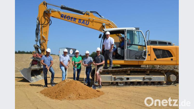 Spatenstich im Gewerbegebiet von links: David Sochor, Jan Mareš, Bürgermeister Reiner Gäbl, dritter Bürgermeister Josef Illing, Bauleiter Matthias Eckert, Reger-Bau, Firmeninhaber und Bauherr Georg Kneißl, Baggerführer Rainer Richthammer. Bild: buc