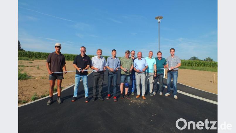 Offizielle Freigabe des neuen Baugebiets mit (von links) Christian Bäuml, Projektleiter Michael Feit, Projektentwickler Erich Maul (alle Firma Markgraf), Alexander Greiner, Michael Pollok (beide Bauverwaltung Kümmersbruck), Thomas Krybus (Wasser und Energie Kümmersbruck), Bürgermeister Roland Strehl, Werkleiter Günter Karzmaczyk (Wasser und Energie Kümmersbruck), Helmut Schäfer (Stadtwerke Amberg), Reinhard Standecker (Büro Renner+Hartmann Consult Amberg). Bild: Josef Ott