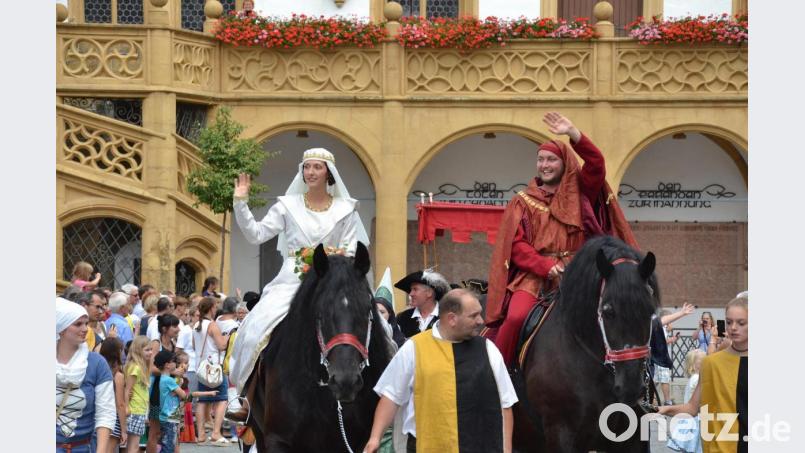 Annika Stinner und Martin Saloga haben 2017 Margarete von Bayern-Landshut und Pfalzgraf Philipp verkörpert. Jetzt sucht Cantus Ferrum ein neues Paar. Bild: Wolfgang Steinbacher