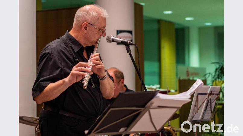 Das Dozentenkonzert des Jazzseminars zieht über 160 Gäste ins Foyer des Haupthauses der Sparkasse Oberpfalz Nord. Bild: pml