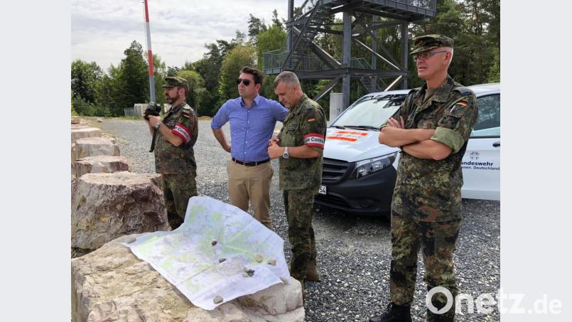 Einen Überblick über den Truppenübungsplatz Grafenwöhr verschafft sich der Bundestagsabgeordnete Thomas Hitschler (Zweiter von links). Oberstleutnant Florian Rommel (von links), Hauptmann Hans Jürgen Gmeiner und Oberstleutnant Roman Jähnel informieren ihn über das Areal. Bild: mor