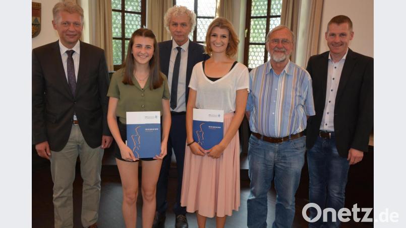 Der Kompetenznachweis Musik wurde zweimal verliehen an Eva Hildebrand (Zweite von links) und Eva-Marie Linkel (Drittevon rechts). Den beiden Damen gratulierten (von links) Lothar Müller (Bürgermeister Plößberg), Landrat Wolfgang Lippert, Dr. Xaver Strasser (Förderverein MUT) und Kreismusikschulleiter Tobias Böhm. Bild: jr