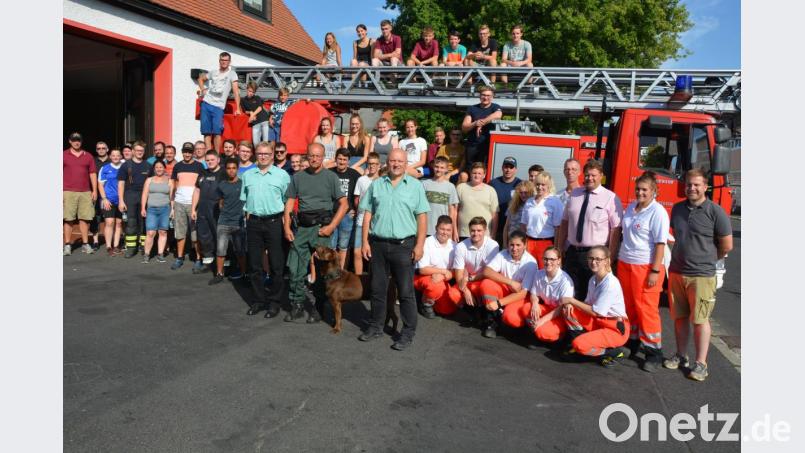 30 Jugendliche der Feuerwehren Mitterteich und Pleußen und des BRK Mitterteich absolvierten eine 24-Stunden-Übung mit verschiedensten Einsätzen. Zu Gast war auch die Kontrolleinheit Verkehrswege Selb des Hauptzollamts Regensburg mit Labrador „Dobby“ (vorne, Mitte). Mit im Bild Jugendwart Johannes Schmid (links) von der Feuerwehr Mitterteich, Feuerwehr-Vorsitzender Christian Grillmeier (rechts) und Zweiter Bürgermeister Stefan Grillmeier (Dritter von rechts). Bild: jr