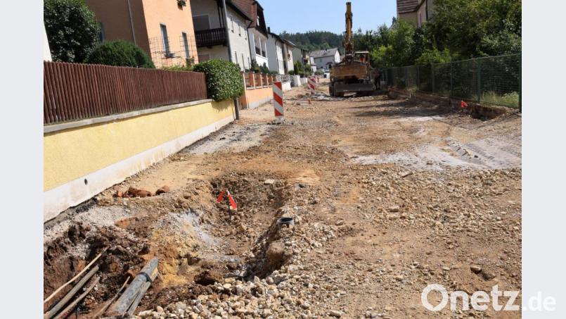 Mit dem Komplettausbau der Harschhofer Straße wird auch die Wasserleitung zur Imkerstraße neu verlegt. Die Kosten belaufen sich auf gut 20 000 Euro. Bild: bö