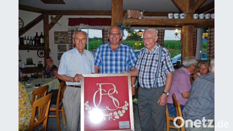 Bürgermeister Klaus Meyer (Mitte) mit den ehemaligen Dürrmaulern Rudolf Stich (rechts) und Franz Müller (links) sowie dem Gastgeschenk für den Bürgermeister von Drmoul Bild: enz