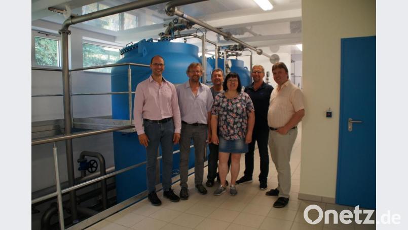 Manfred Plannerer (Zweiter von rechts) führt Ely Eibisch, Hermann Schraml, Christian Baumann, Liane Preininger und Markus Lehner (von links) durch das Kemnather Wasserwerk. Bild: kaz