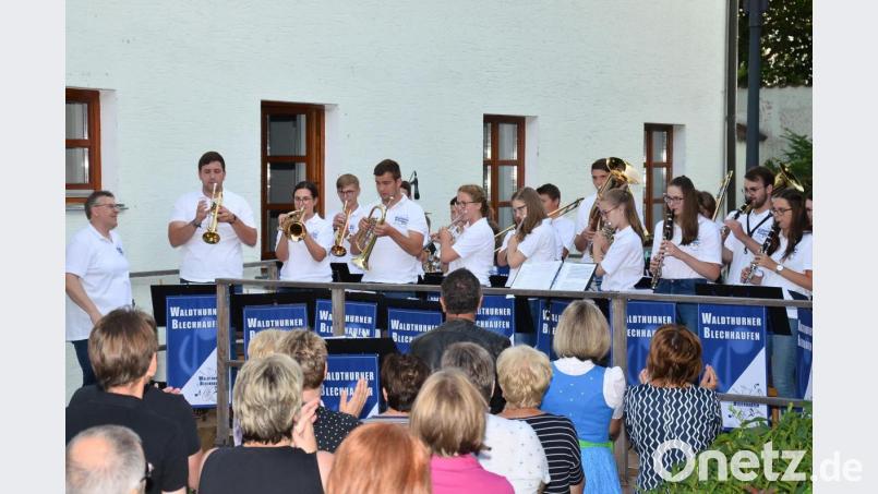 Musikalischer Leiter Stefan Striegl (links) konnte das famose Spieler seines Ensembls auch hin und wieder gelassen von der Seite aus genießen. Bild: fjo