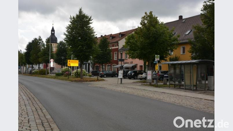 Im Zuge der Neugestaltung des Oberen Marktplatzes soll auch die Bushaltestelle (rechts) neu gestaltet werden. Vieles ist noch offen, unter anderem die Frage, ob bei der jetzigen Aufteilung mit Hauptfahrbahn und Nebenstraße bleibt. Bild: jr