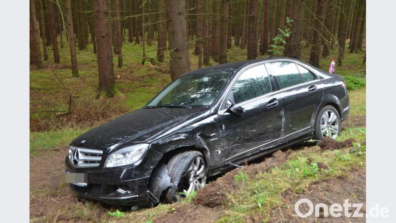 Der Mercedesfahrer und seine Beifahrerin hatten bei diesem Begegnungsunfall viel Glück. Ein BMW-Fahrer krachte mit voller Wucht in ihr Auto. Bild: dob