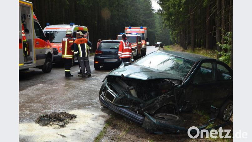 Ein Sekundenschlaf ist laut Polizeiangaben der Auslöser für diesen schweren Verkehrsunfall mit drei Verletzten. Der BMW-Fahrer krachte in den Gegenverkehr. Bild: dob