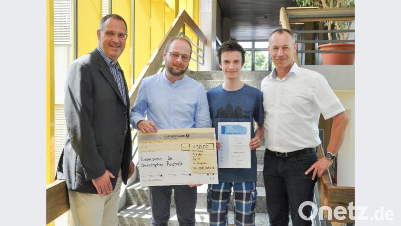Der Preisträger des Förderpreises 2019 steht fest: Es ist Christopher Reichelt (Zweiter von rechts). Mit ihm freuen sich (von links) Schulleiter Michael Meier, Fördervereinsvorsitzender Martin Stich sowie zweiter Vorsitzender Wolfgang Dobler. Bild: exb