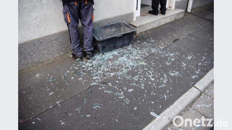 Splitter einer zerborstenen Glasscheibe liegen vor einer Bankfiliale in Röslau (Kreis Wunsiedel), in welcher am frühen Morgen ein Geldautomat gesprengt wurde. Bild: Nicolas Armer/dpa