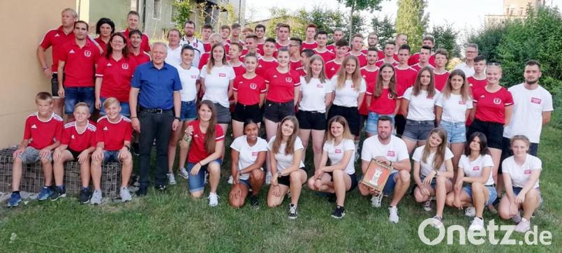 Vor ihrer gemeinsamen Meisterschaftsfeier folgen B-Juniorinnen, C-Jugend, A-Jugend und Freizeitdamen des Sportclubs der Einladung von Bürgermeister Jürgen Kürzinger (stehend, Siebter von links) zum Empfang im Rathaus. Bild: ü