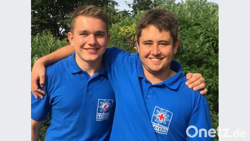Silas Hämmerl (links) und Johannes Grötsch sind seit Sonntagabend zurück von ihrem Bergwochenende. Die beiden Bergwacht-Mitglieder wollten privat den Watzmann überqueren, als eine 22-Jährige auf dieser Route 50 Meter in die Tiefe stürzte und die beiden jungen Männer als Ersthelfer gefordert waren. Bild: san