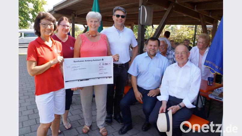 Sozialstation-Leiterin Ingeborg Gerlach (von links) und ihre Stellvertreterin Nicole Hollederer danken Förderverein-Vorsitzender Elisabeth Schaller für die Spende. Auch Pfarrer Michael Jakob, Günter Koller vom Caritasverband und Pfarrer Ludwig Gradl freuen sich mit. Bild: oe