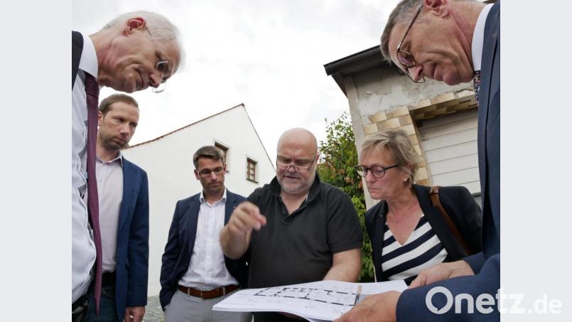 Professor Karl Stoffel, Harald Eckert, Sebastian Gebauer, Peter Brückner, Karin Stieg und Bürgermeister Franz Stahl (von links) studieren den Plan des Gebäudes, in das im März 2020 die Studenten einziehen. Bild: tr