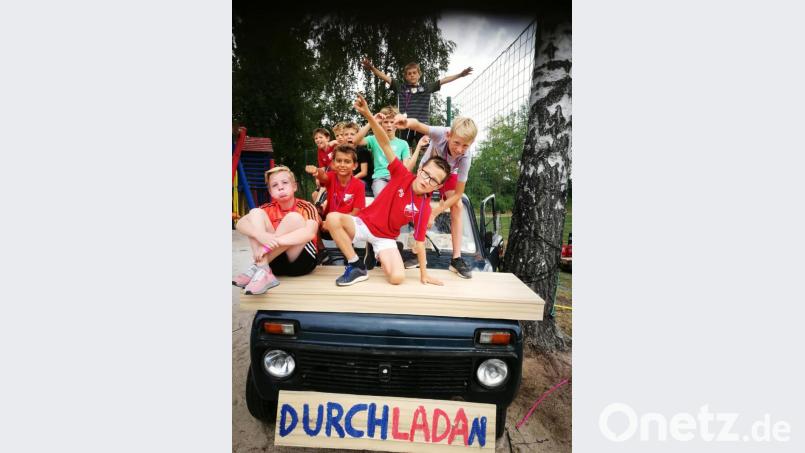 Für die einen war der die Motorhaube des Lada bei der Balla-Balla-Party eine Theke, für die Kinder an den Folgetagen ein Spielplatz. Bild: hai