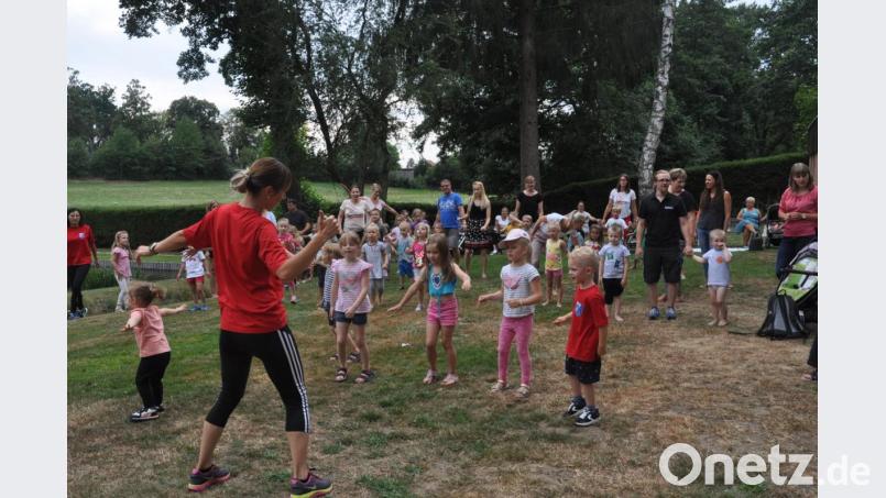 Die Liegewiese im städtischen Freibad wurde durch den TV kurzerhand zur Bewegungsmeile ausgerufen. Tolle Mit-Mach-Songs begeistern. Bild: dob