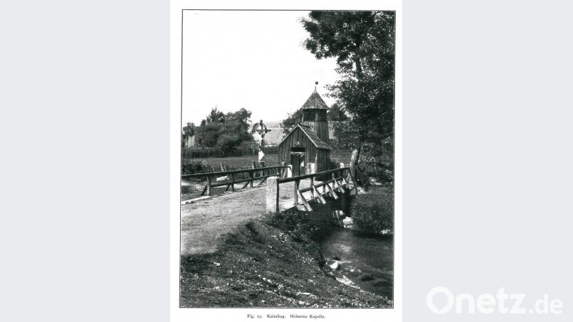 Dieses Bild belegt eindeutig, dass früher eine Holzkapelle und ein Feldkreuz in der Ortsmitte von Kaimling standen. Bild: exb/„Die Kunstdenkmäler von Bayern“