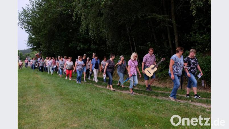 Auf dem Weg zwischen den Stationen fanden die Teilnehmer auch Zeit für Unterhaltungen. Bild: tkr