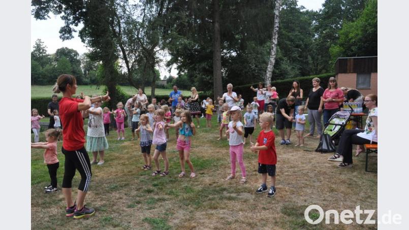 Die Liegewiese im städtischen Freibad wurde durch den TV kurzerhand zur Bewegungsmeile ausgerufen. Tolle Mit-Mach-Songs begeistern. Bild: dob