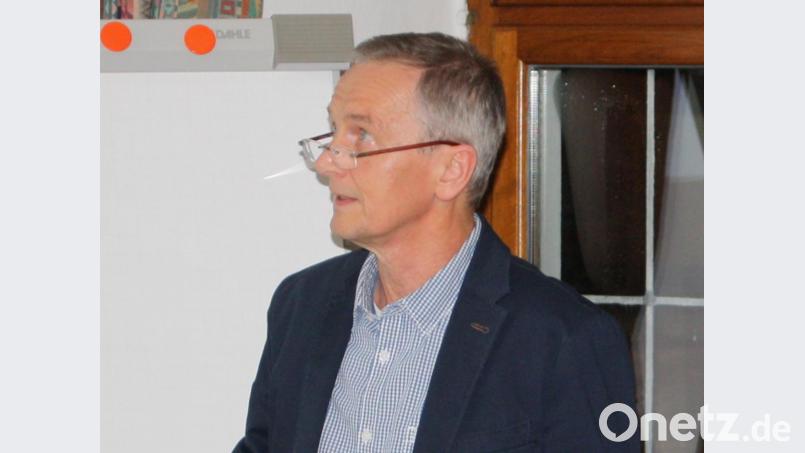 Die Stellungnahmen von Behörden und Verbänden zum Planentwurf für den Solarpark &quot;Steinäcker&quot; bei Riggau gibt Ingenieur Klaus-Peter Fels dem Stadtrat zur Kenntnis. Bild: bjp