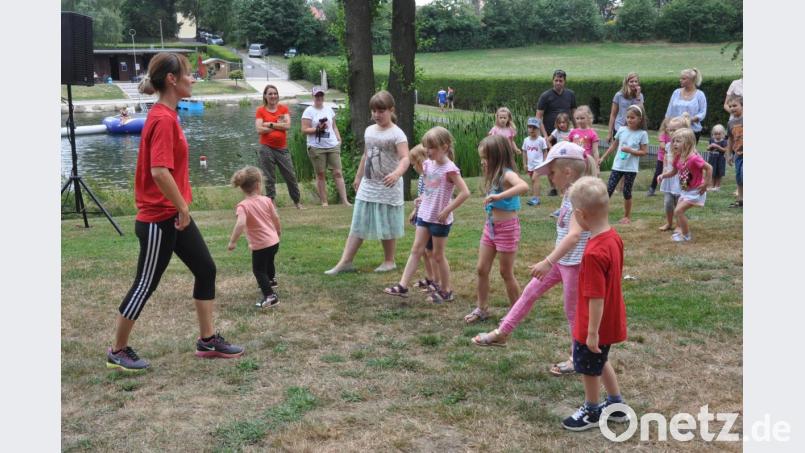 Die Liegewiese im städtischen Freibad wurde durch den TV kurzerhand zur Bewegungsmeile ausgerufen. Tolle Mit-Mach-Songs begeistern. Bild: dob