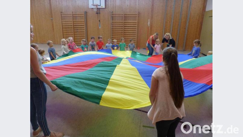 Mit dem Regenbogentuch jonglierten die Kleinen den Ball hin und her. Bild: sl