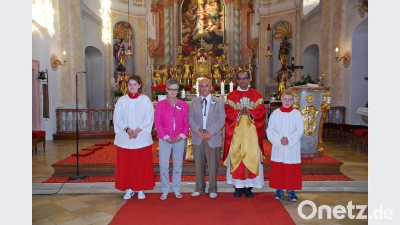 Zur Goldenen Hochzeit empfingen Eheleute Bärbel und Horst Forster den Segen durch Pfarrer George Parankimalil in der Pfarrkirche St. Laurentius Bild: enz