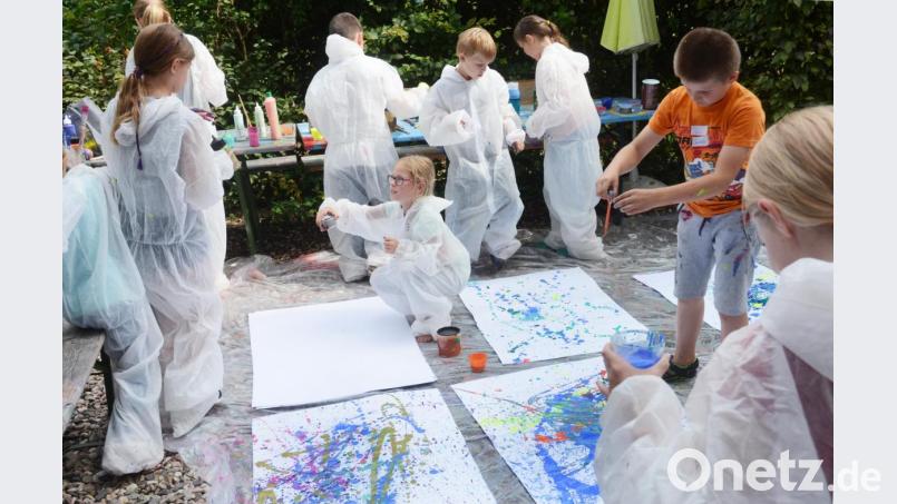 Im Garten des Kunstbaus in Weiden lernen die Kinder beim Ferienprogramm, wie &quot;Action Painting&quot; geht. Bild: Gabi Schönberger
