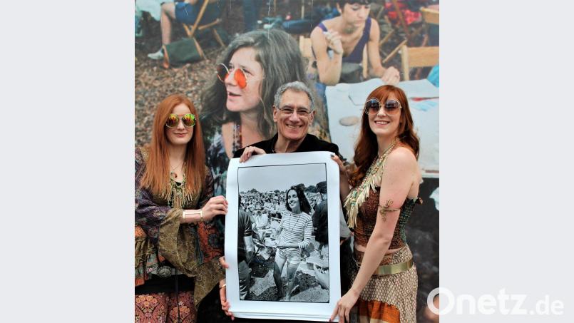 Elliot Landy mit einem der bekanntesten Fotos von Joan Baez, im Hintergrund ist Janis Joplin zu erkennen. Bild: stg