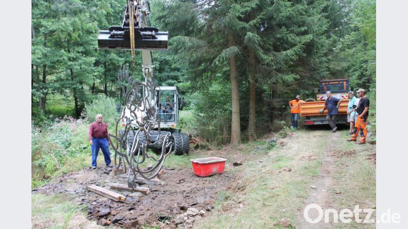 Jeff Beer (links) ist zufrieden. Das sind auch Bagger-Unternehmern Karl Bock, Thomas Schaller, Bürgermeister Johann Maurer, Johann Walbrunn und Siegmund Holfelder (weiter von links). Bild: pi