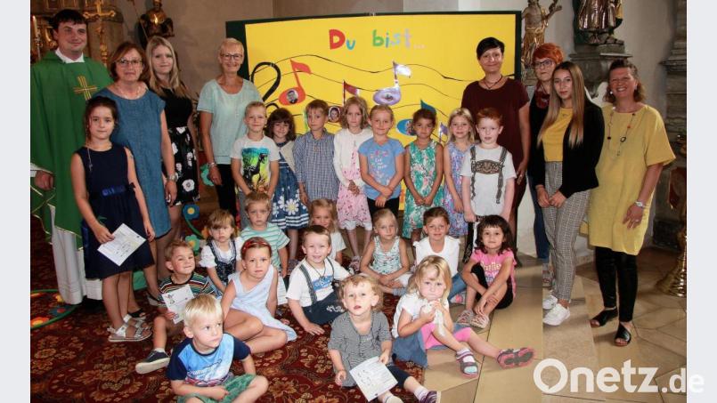 Mit „Gottes Melodie“ sagte der Kindergarten St. Josef dem scheidenden Pfarrer Maximilian Roeb (links) auf Wiedersehen. Bild: wro