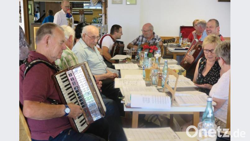Spontan bildeten die beiden Akkordeonspieler Manfred Döllinger (links) und Markus Schraml (hinten rechts) ein Duo. Bild: jzk