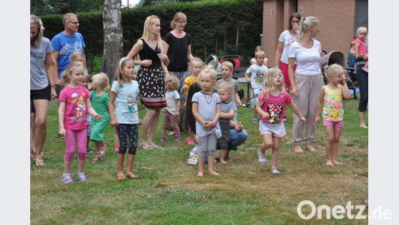 Die Liegewiese im städtischen Freibad wurde durch den TV kurzerhand zur Bewegungsmeile ausgerufen. Tolle Mit-Mach-Songs begeistern. Bild: dob