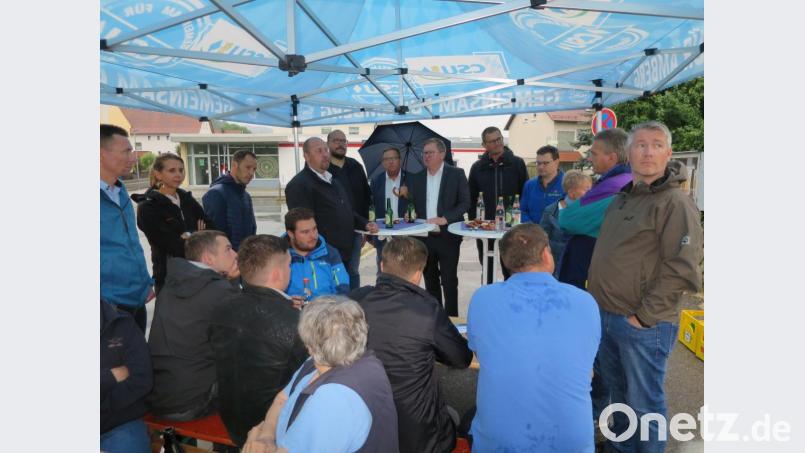 Trotz Regen sind viele Mitglieder und Interessierte beim Feierabendseidl mit Oberbürgermeister Michael Cerny. Bild: tne