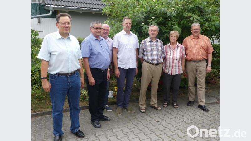 Auch zum Geburstagskaffee heißt Bruno Uhl (Dritter von rechts) zusammen mit seiner Frau Ingrid (rechts daneben) zahlreiche Gratulanten willkommen: (von links) Harald Drobig, der Vorsitzende des Karten- und Schachvereins, Stadtverbandsvorsitzender Dieter Kies, Bürgermeister Peter Lehr, Thomas Riedl, "Vize" im KSV, und Seniorenbeauftragter Udo Müller. Bild: rn