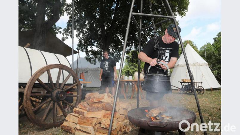 Das Feuer lodert schon, die Zelte stehen: Am Freitagabend um 19 Uhr schickt der Verein Cantus Ferrum die Amberger beim Brunnenfest zurück ins 15. Jahrhundert. Bild: Wolfgang Steinbacher