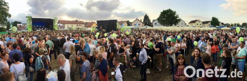 Proppenvoll: Der Schwandorfer Volksfestplatz wurde für einen Tag zum Festival-Gelände. Bild: Gerhard Götz