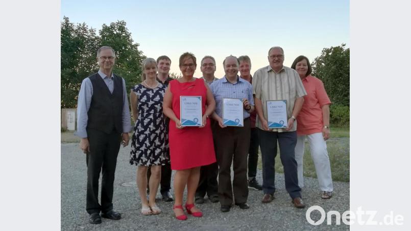 Die Geehrten und das neu gewählte Führungsgremium: Msgr. Pfarrer Martin Neumaier (neuer Geistlicher Beirat), Gisela Wenning (zweite Vorsitzende), Pfarrer Maximilian Roeb (bisheriger Geistlicher Beirat), Anneliese Krenkel (Vorsitzende), Hans Stelzl, Tobias Franz, Vinzenz Rahn, Reinhard Schön und Elke Burger (von links). Entschuldigt waren Kerstin Franz, Sabine Schiml und Arthur Spörrer. Bild: Christa Malzer/exb