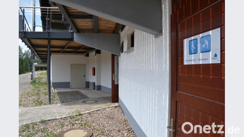 Toilette und Waschraum für Behinderte sind am Gaisweiher zwar vorhanden, aber die Tür ist immer verschlossen. Laut Bürgermeister Thomas Meiler kann hier erst wieder aufgesperrt werden, wenn die Pächterfrage geklärt ist. Bild: Lowak