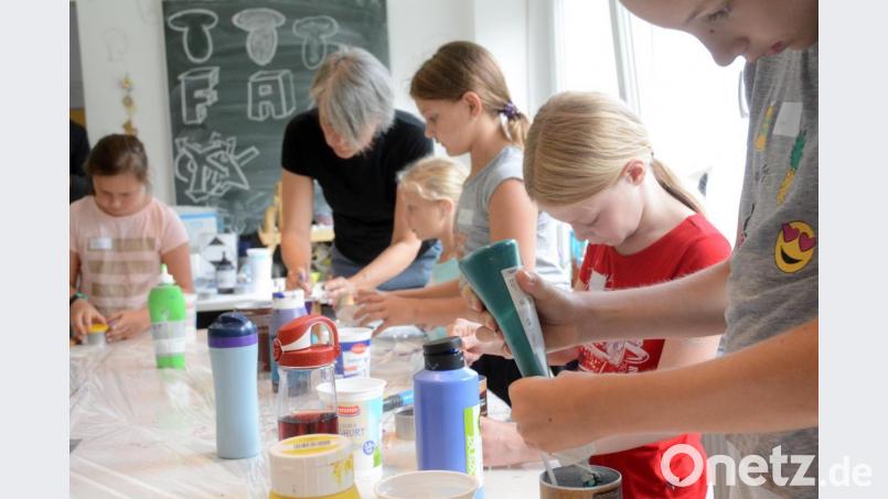 Bevor es losgeht, basteln die Kinder erst einmal eine &quot;Farbmaschine&quot;. Bild: Gabi Schönberger