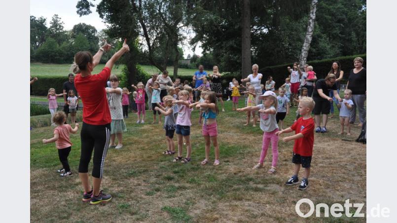 Die Liegewiese im städtischen Freibad wurde durch den TV kurzerhand zur Bewegungsmeile ausgerufen. Tolle Mit-Mach-Songs begeistern. Bild: dob