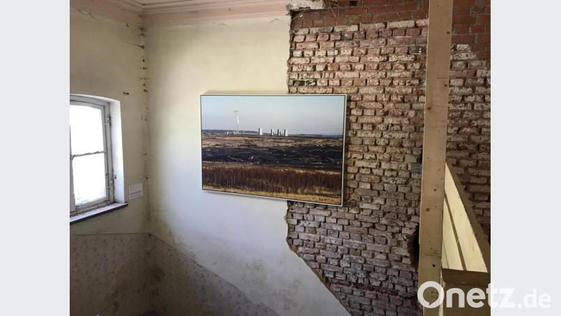 Die Bilder entfalten eine besondere Wirkung in dem unsanierten ehemaligen SS-Verwaltungsgebäude. Bild: eig