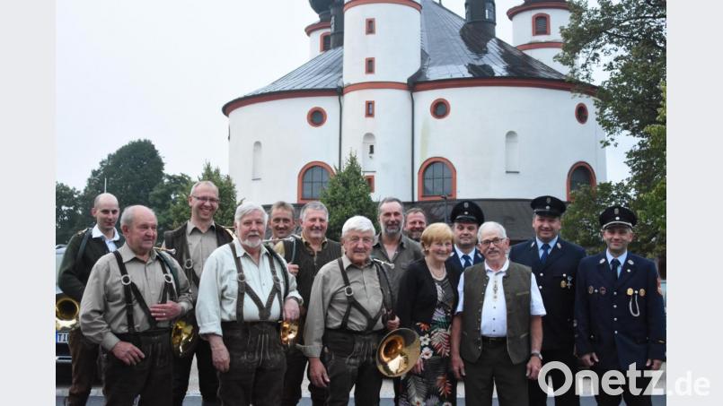 70. Geburtstag feierte Otto Hecht (Dritter von rechts, zusammen mit Ehefrau Maria) zusammen mit vielen Wegbegleitern. Bild: exb
