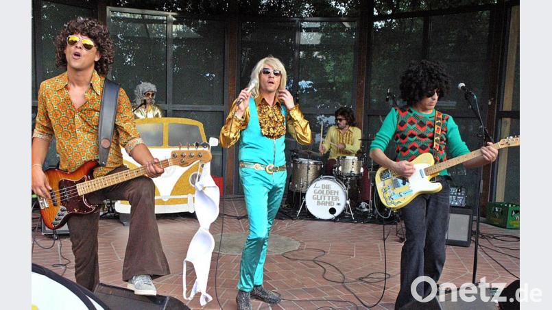 Sogar Büstenhalter fliegen der "Golden Glitter Band" um die Ohren. Bild: R. Kreuzer