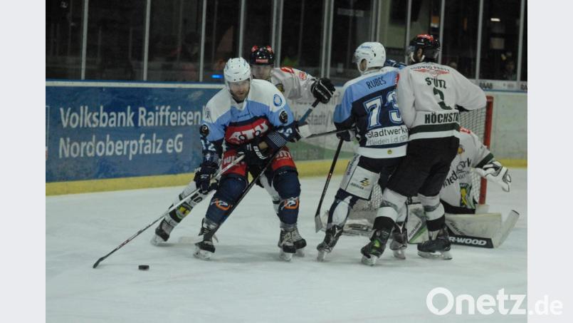 Der Deutsche Eishockey-Bund gab am Donnerstag den Spielplan der Oberliga Süd bekannt. Die Blue Devils Weiden starten am 27. September mit der Partie bei den Starbulls Rosenheim. Das erste Heimspiel steigt am Sonntag, 29. September, gegen den Höchstadter EC (Szene mit Herbert Geisberger, links, und Tomas Rubes aus der vergangenen Saison). Bild: gb