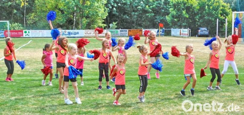 Zumba-Kids der ASV-Gymnastikabteilung um Petra Meyer tanzten unter anderem zu den Hits „Sweet but Psycho“ von Ava Max und „Con Calma“ von Daddy Yankee. Bild: hai